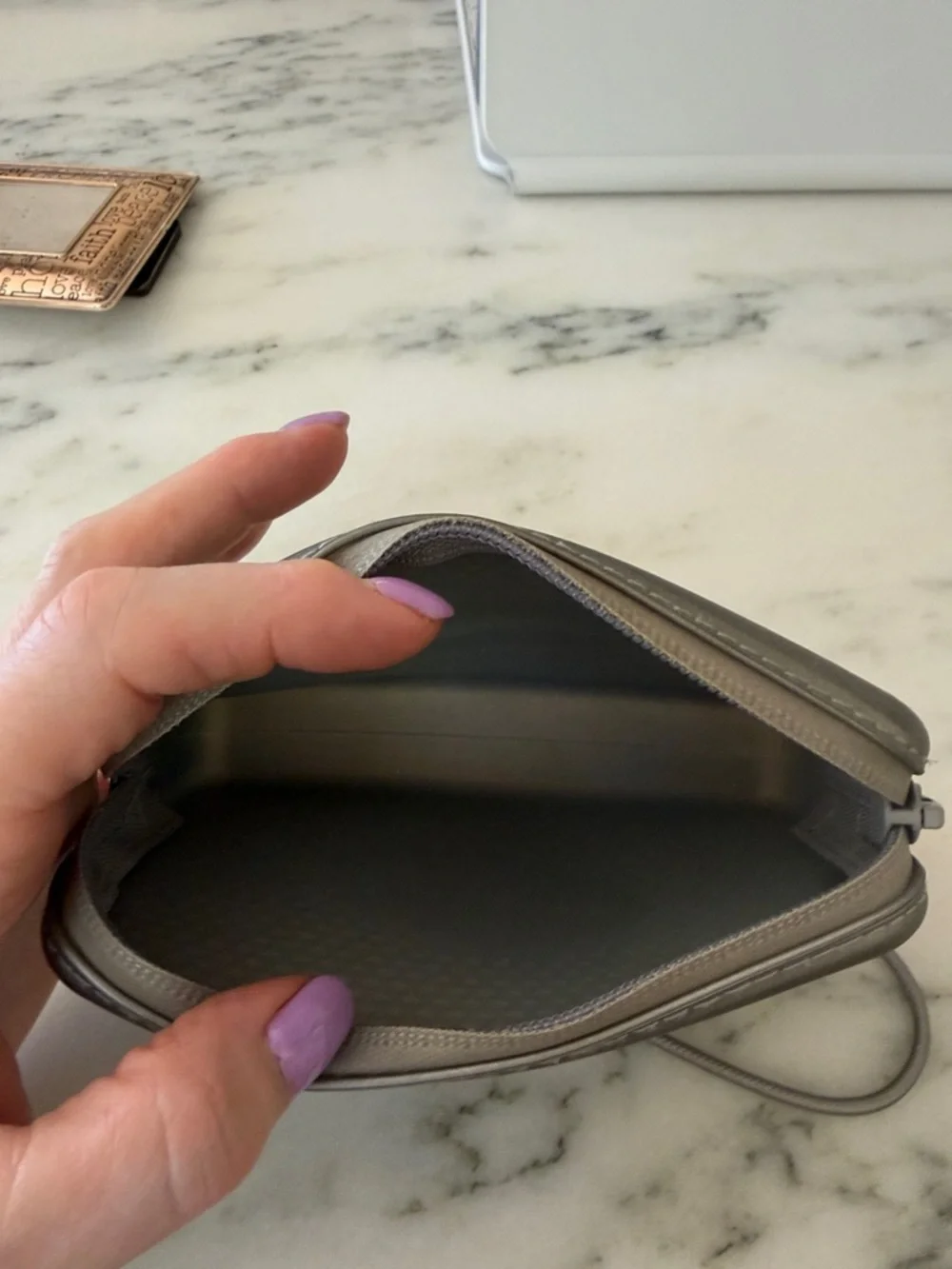 Havaianas Metallic Silver Rubber Textured Zip Wristlet